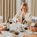 Personnes autour d'une table en train de manger.